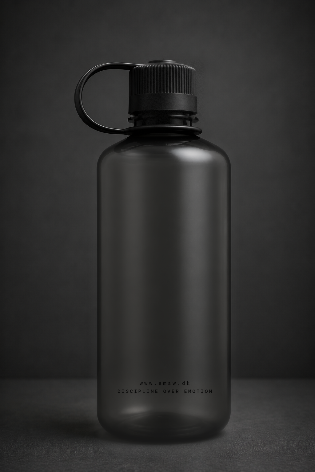 AMSW vandflaske 1000ml, sort frostet plastik, bagfra med www.amsw.dk og Discipline Over Emotion