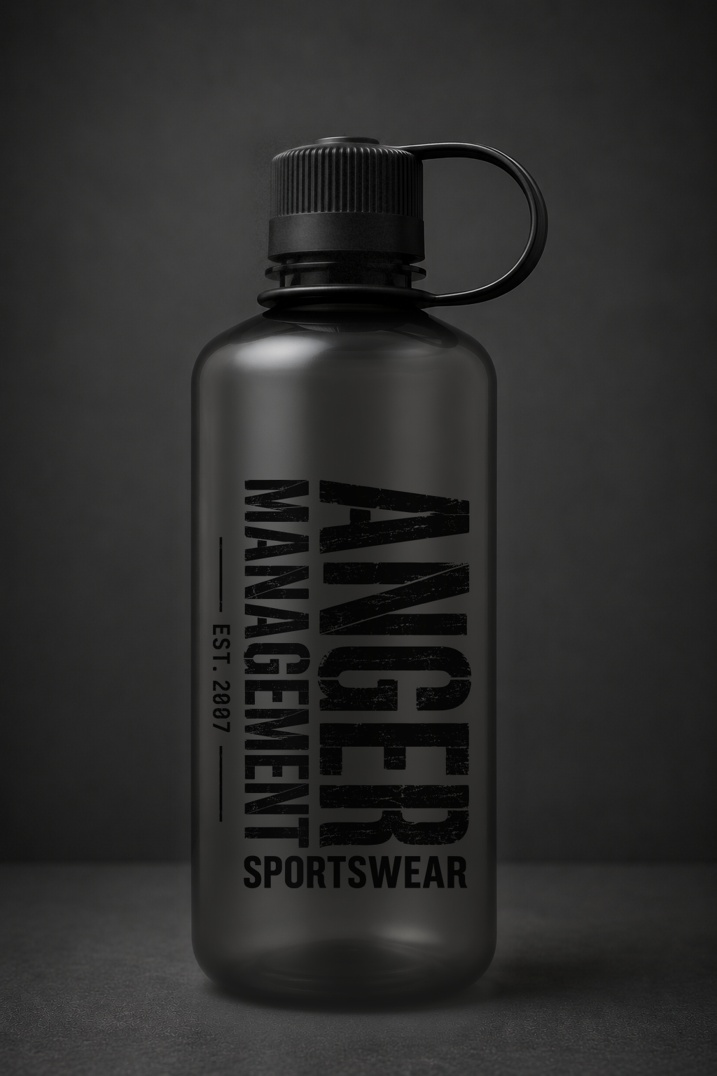 AMSW vandflaske 1000ml, sort frostet plastik, forfra med AMSW-logo